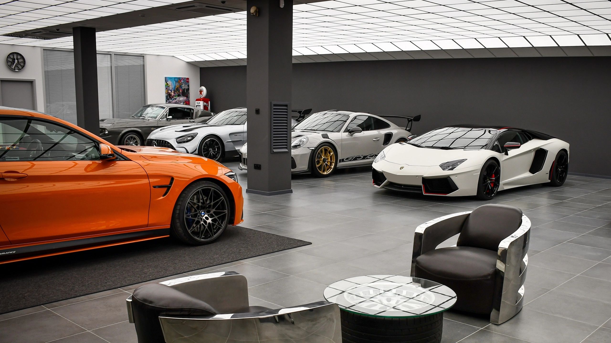 Batman Garage detail